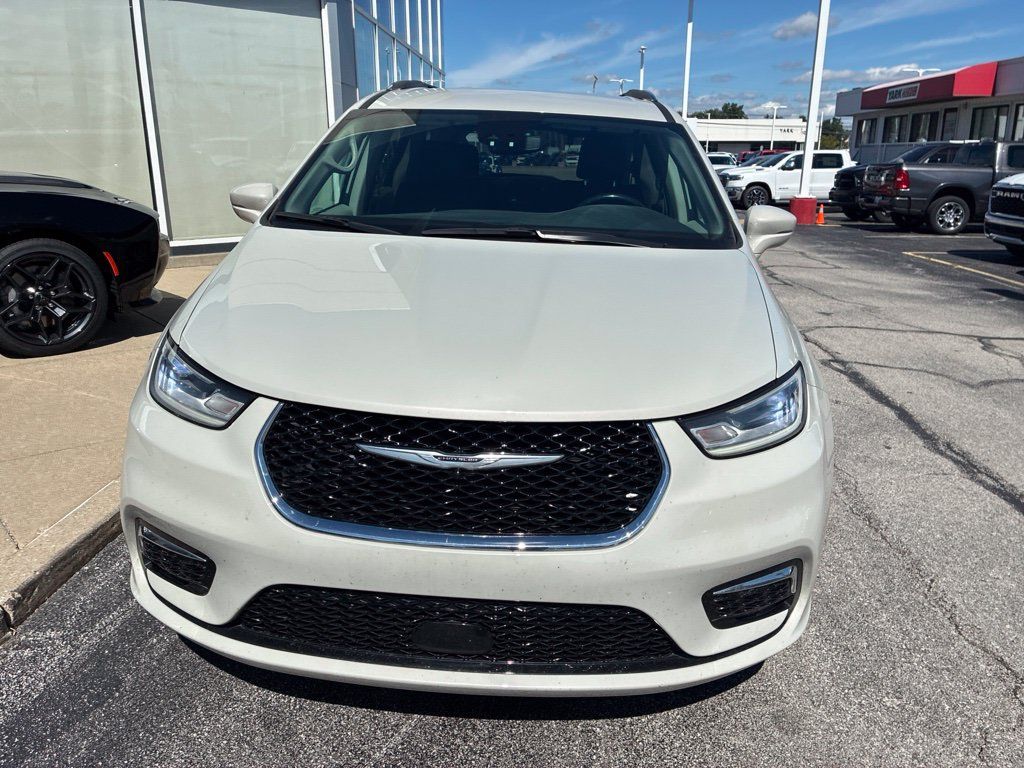 Used 2021 Chrysler Pacifica Touring-L w/ Uconnect Theater Family Group FWD image 2
