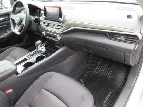 Used 2024 Nissan Altima 2.5 SV image 25