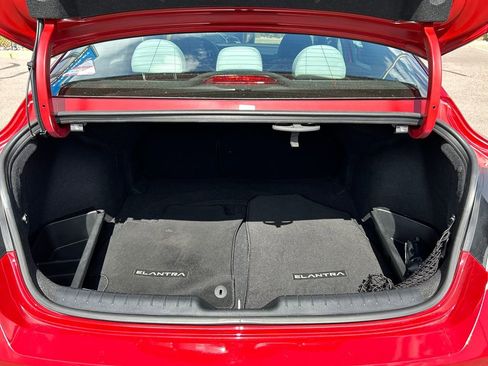 Used 2022 Hyundai Elantra Limited w/ Preferred Accessory Package FWD image 5