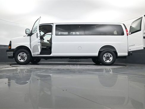 New 2025 GMC Savana 3500 LT w/ LT Preferred Equipment Group image 38