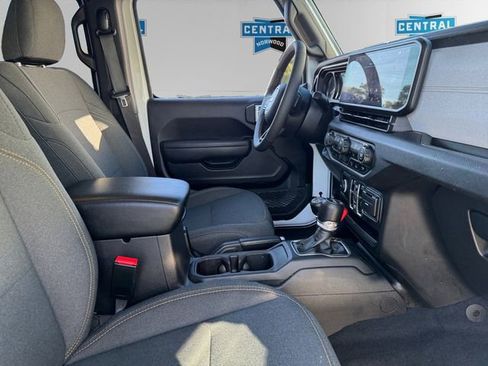 Certified 2024 Jeep Wrangler Unlimited w/ Convenience Group AWD/4WD image 16