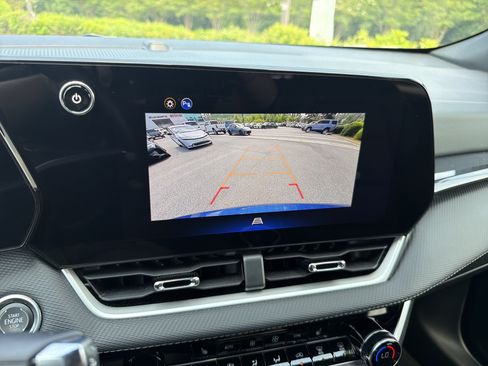 Used 2026 Chevrolet Equinox LT w/ Convenience Package II FWD image 7