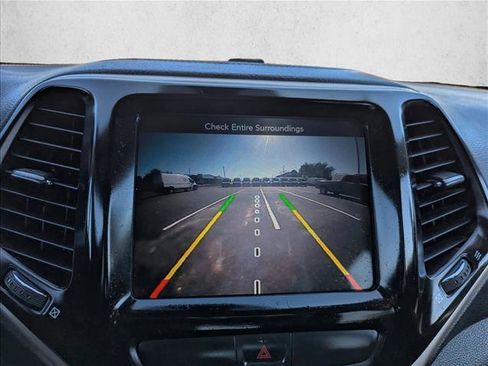 Used 2017 Jeep Cherokee Latitude AWD/4WD image 17