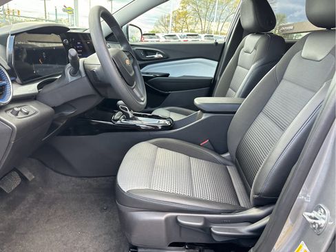 Used 2025 Chevrolet Trax LT image 8