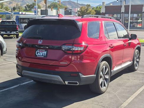 Used 2024 Honda Pilot Touring image 3