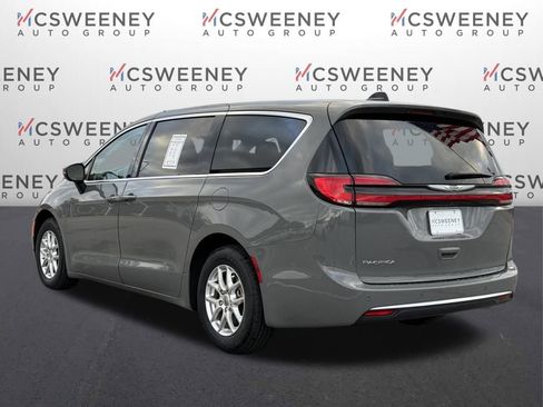 Used 2023 Chrysler Pacifica Touring-L image 3