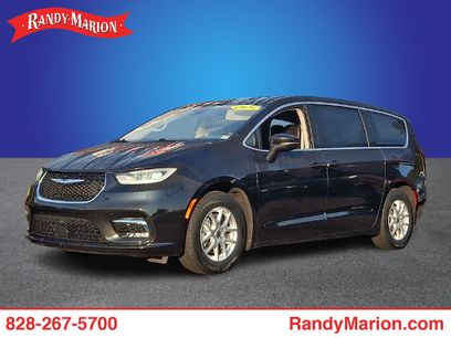 Used 2023 Chrysler Pacifica Touring-L