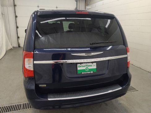 Used 2016 Chrysler Town & Country Touring image 6