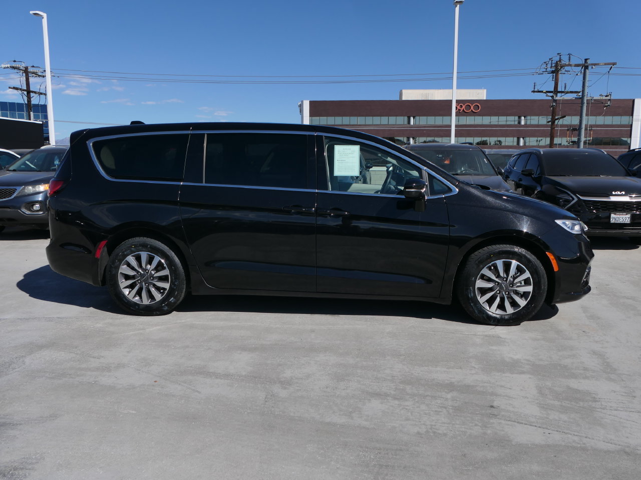 Used 2024 Chrysler Pacifica Limited FWD image 2