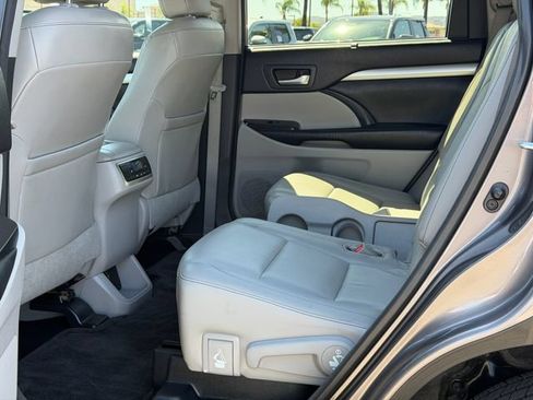 Used 2015 Toyota Highlander XLE FWD image 19