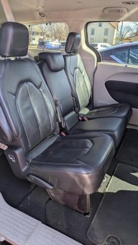 Used 2018 Chrysler Pacifica Touring-L FWD image 15