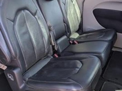 Used 2018 Chrysler Pacifica Touring-L FWD image 15