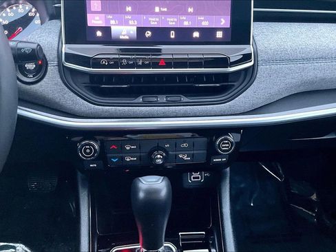 Used 2024 Jeep Compass Latitude image 31