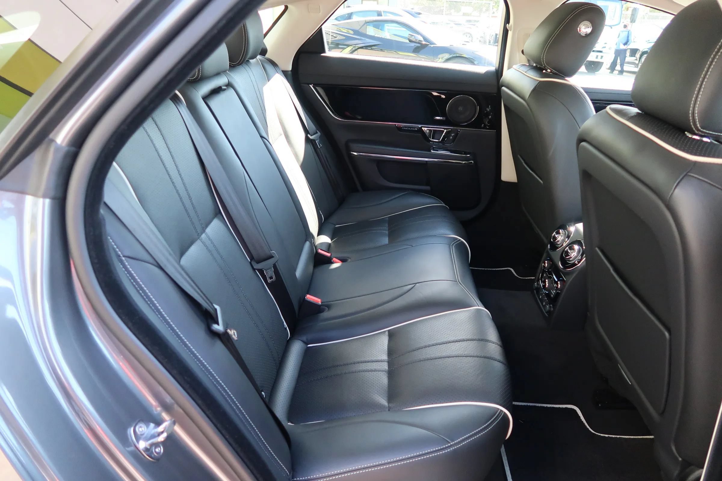 Used 2019 Jaguar XJ R-Sport RWD image 20