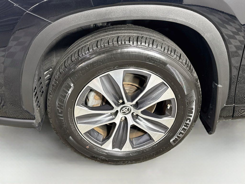 Used 2023 Toyota Highlander XLE AWD/4WD image 4