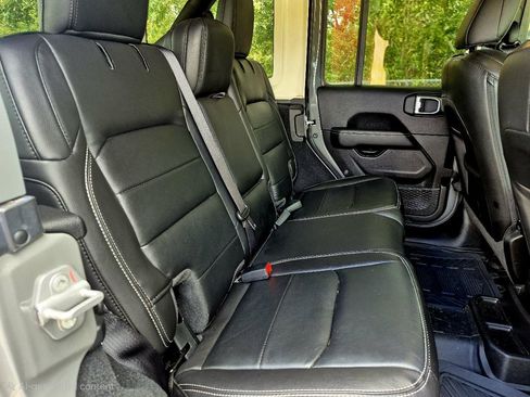 Used 2023 Jeep Wrangler Unlimited Sahara AWD/4WD image 22
