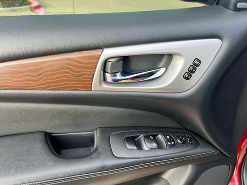Used 2020 Nissan Pathfinder Platinum image 13