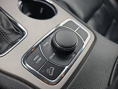 Used 2019 Jeep Grand Cherokee Limited AWD/4WD image 31
