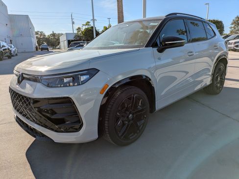 New 2026 Volkswagen Tiguan SE R-Line image 8