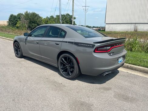 Used 2017 Dodge Charger SE w/ Power Sunroof Group RWD image 4