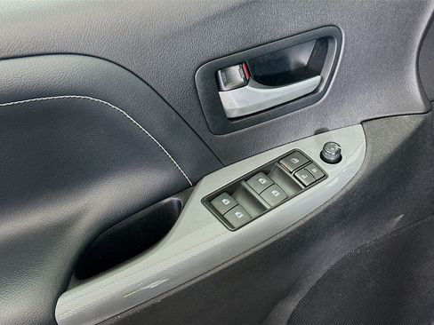 Used 2017 Toyota Sienna SE FWD image 15