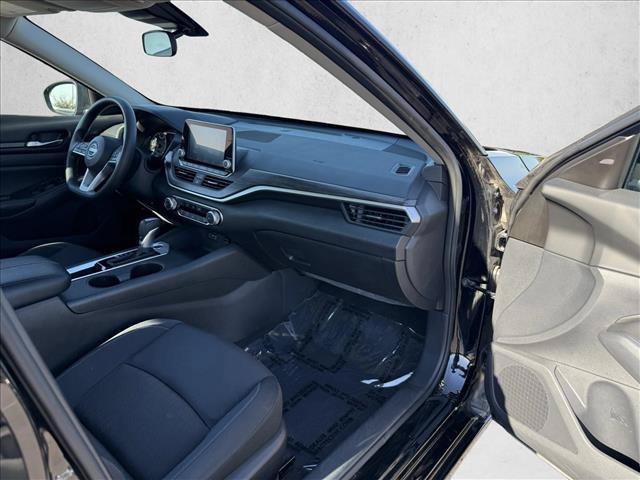 Used 2025 Nissan Altima 2.5 SV FWD image 12