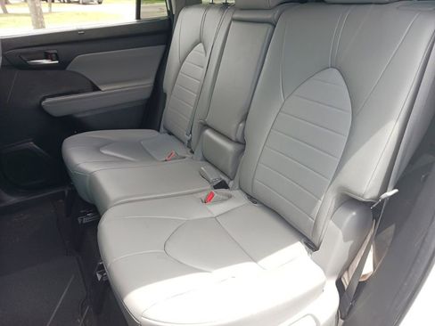 Used 2023 Toyota Highlander XLE FWD image 12