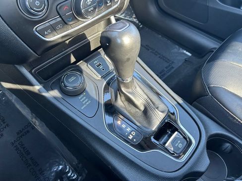 Used 2022 Jeep Cherokee Limited AWD/4WD image 15