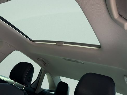 Used 2025 Volkswagen Jetta SE w/ Sunroof Package FWD image 18