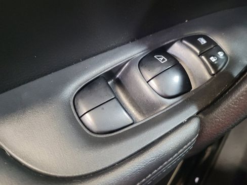 Used 2018 Nissan Rogue SV FWD image 27