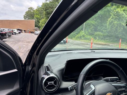 Used 2025 Chevrolet Equinox LT FWD image 34