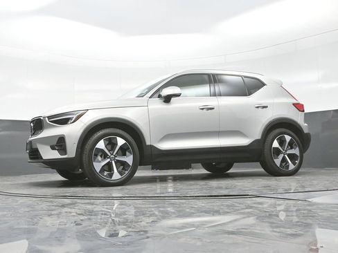 Used 2025 Volvo XC40 B5 Plus AWD/4WD image 25