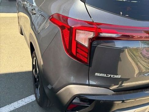 Used 2025 Kia Seltos EX image 8
