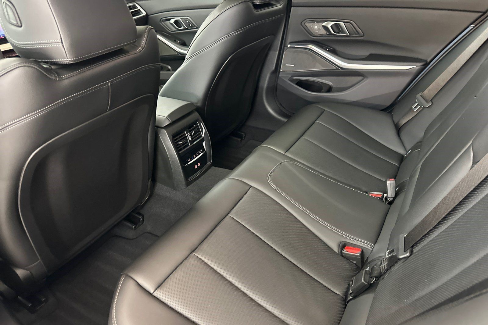 Certified 2025 BMW 330i Sedan w/ Premium Package RWD image 31