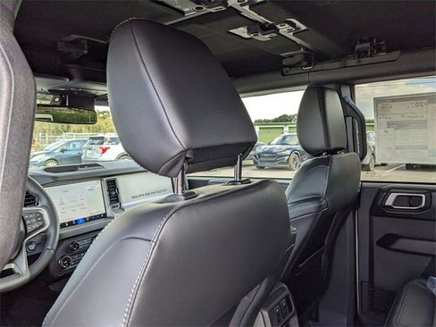 New 2025 Ford Bronco Outer Banks w/ Black Appearance Package image 18