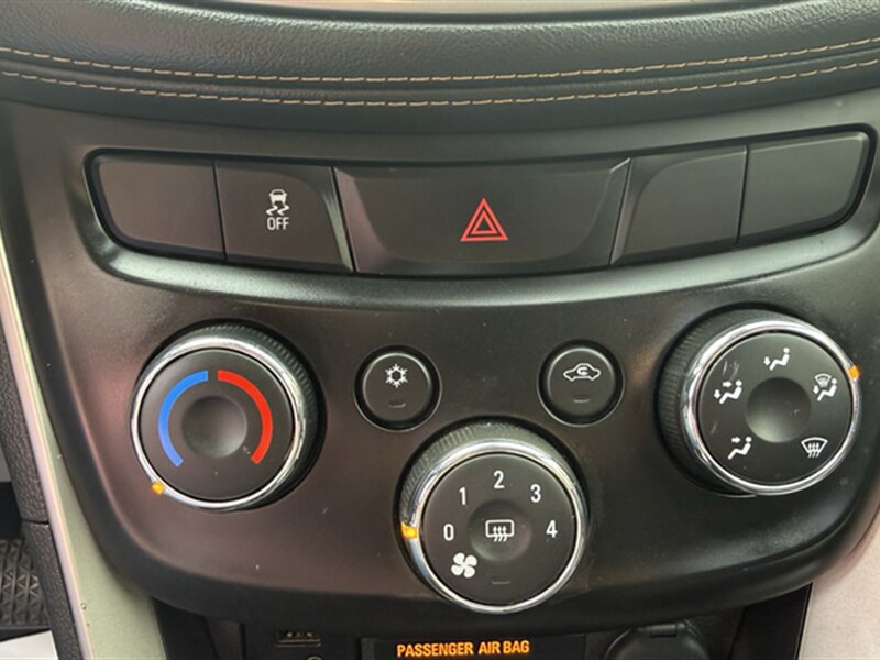 Used 2019 Chevrolet Trax LT w/ LT Convenience Package FWD image 11