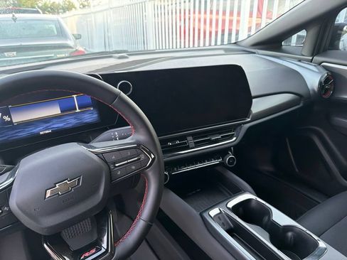 Used 2025 Chevrolet Equinox EV RS FWD image 12
