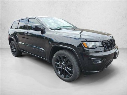 Used 2017 Jeep Grand Cherokee Altitude AWD/4WD image 3