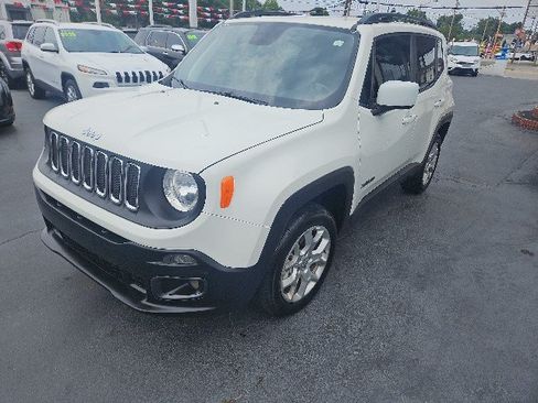Used 2018 Jeep Renegade Latitude w/ Cold Weather Group AWD/4WD image 5