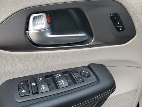 Used 2023 Chrysler Pacifica Touring-L image 19