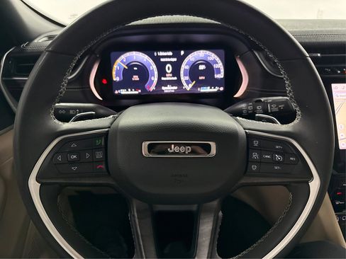 Used 2023 Jeep Grand Cherokee Limited w/ Luxury Tech Group II image 18