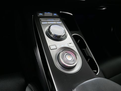 Certified 2025 Genesis GV70 2.5T AWD/4WD image 24