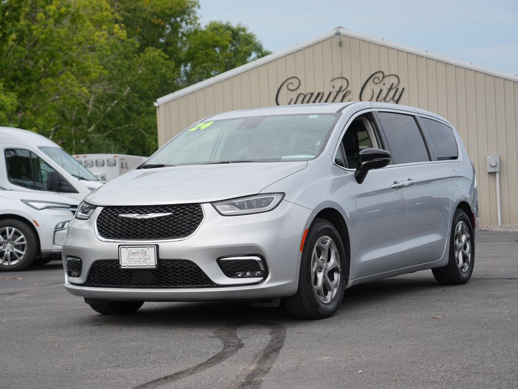 Used 2024 Chrysler Pacifica Limited FWD image 7