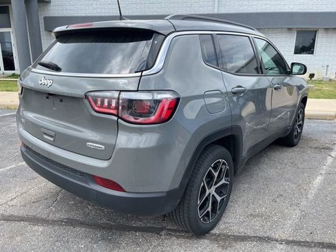 Used 2024 Jeep Compass Latitude AWD/4WD image 2
