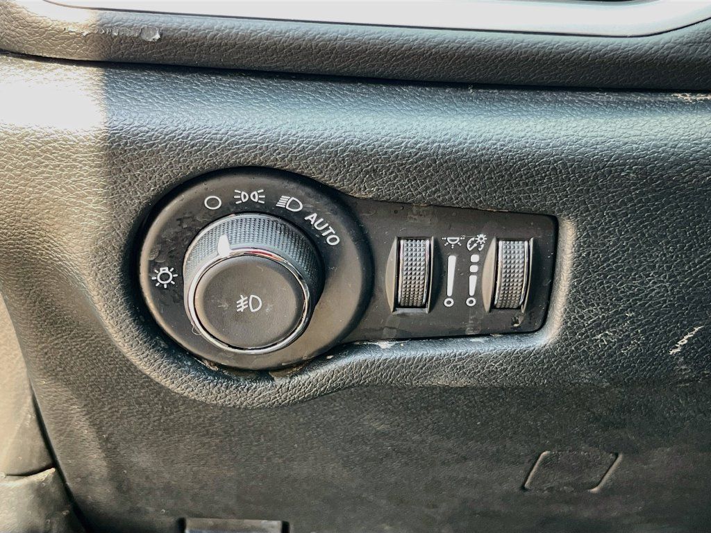 Used 2026 Chrysler Pacifica Select FWD image 10