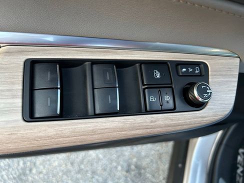 Used 2024 Toyota Venza Limited AWD/4WD image 18