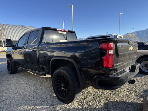 Used 2022 Chevrolet Silverado 2500 High Country w/ Z71 Off-Road Package image 5
