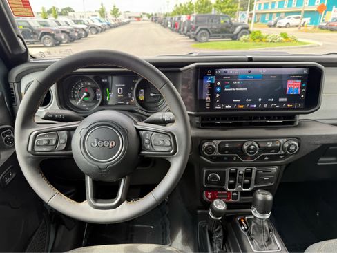 Used 2024 Jeep Wrangler Unlimited AWD/4WD image 16