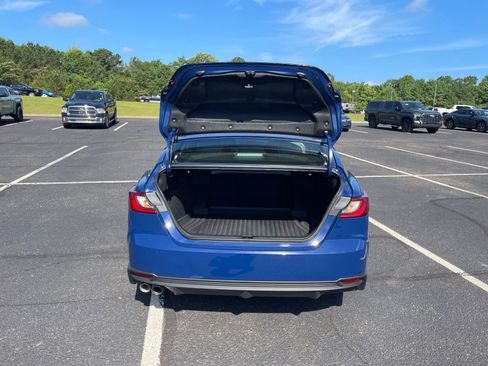 Used 2025 Toyota Camry SE w/ Convenience Package FWD image 16