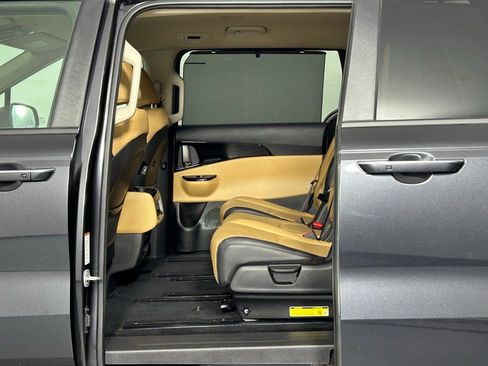 Used 2024 Kia Carnival EX image 16